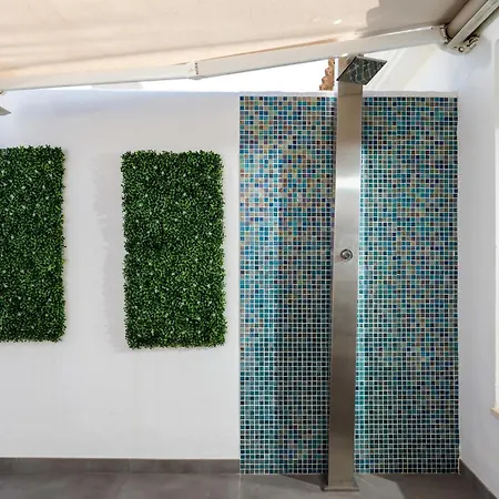 בית נופש Beachfront Garden By Libehomes *