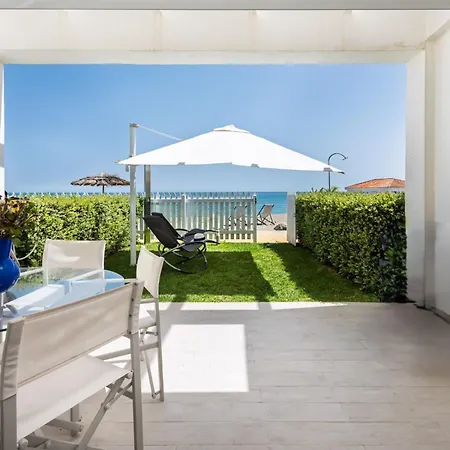 בית נופש Beachfront Garden By Libehomes אסטפונה