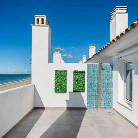 בית נופש Beachfront Garden By Libehomes *