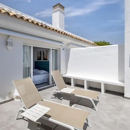 Beachfront Garden By Libehomes Εστεπόνα