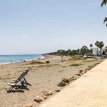 בית נופש Beachfront Garden By Libehomes